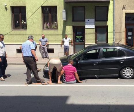 O stradă s-a surpat luni după-amiază și a ”capturat” o mașină I FOTO