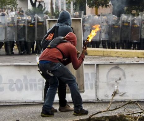 Proteste VIOLENTE în Venezuela. Manifestanții, îndepărtați cu gaze lacrimogene