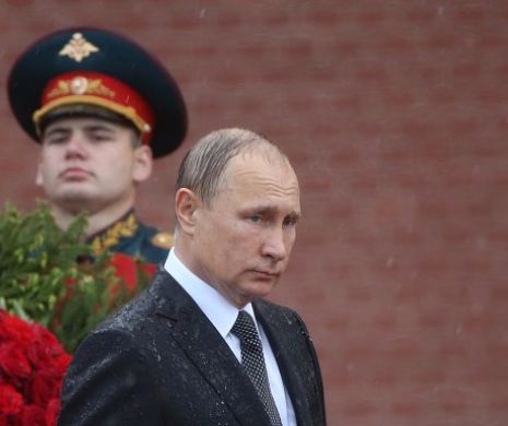 Putin, ud leoarca la la o ceremonie de depunere de flori la Moscova. Cum a fost fotografiat langa Medvedev