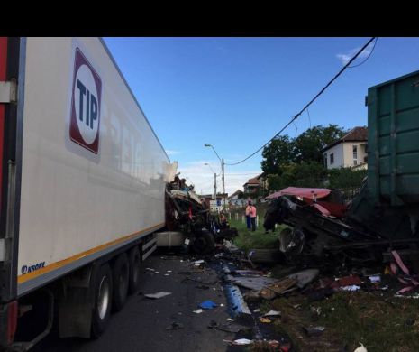 Accident teribil pe DN6. Două camioane au jucat ping-pong cu o dubiță I GALERIE FOTO