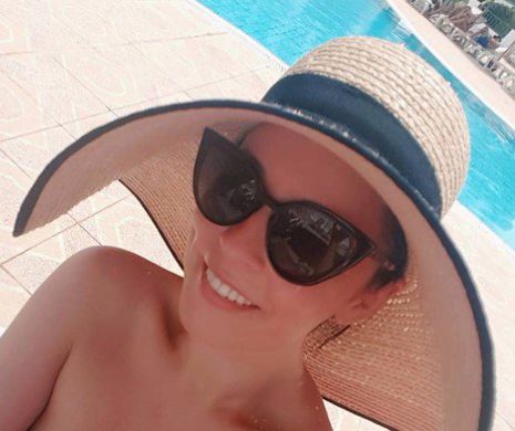 Andreea Marin, apariție INCENDIARĂ la piscină! Toată lumea i-a admirat sânii NATURALI în costumul de baie MINUSCUL - Foto în articol