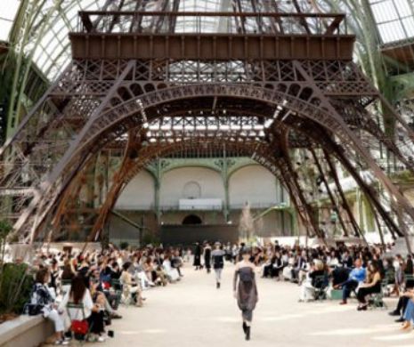 Au construit Turnul Eiffel pentru show-ul Chanel din Paris – FOTO în articol