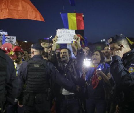 Au ieșit din nou în STRADĂ. Protestatarii s-au strîns în Piața Victoriei și s-au oprit la sediul PSD