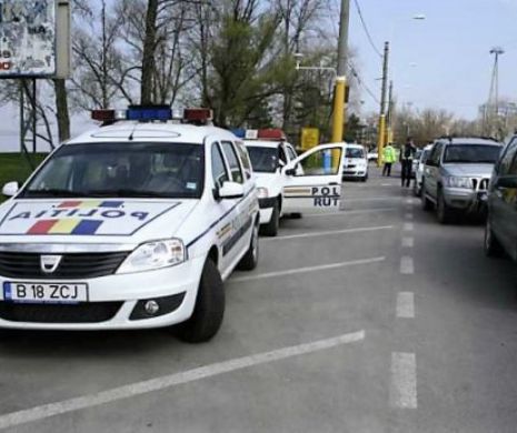 Doi POLIŢIŞTI craioveni, vedete fără voia lor! Oamenii legii, fotografiaţi în timp ce dormeau în maşina de SERVICIU