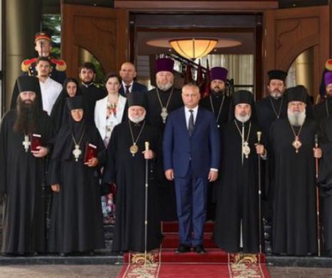 Igor Dodon a MIRUIT cu decorații de stat la 16 preoți ai Mitropoliei Moldovei