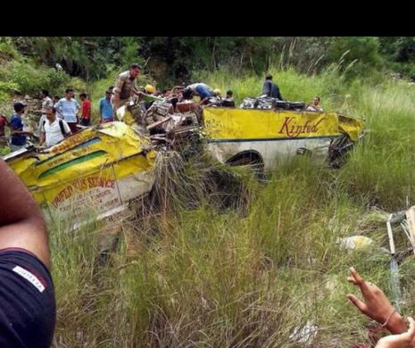 india: 30 de persoane au murit după ce un autobuz a căzut într-o prăpastie