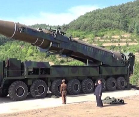 Liderul Coreei de Nord, surprins FUMÂND o țigară la câțiva metri de racheta balistică pe care a lansat-o - VIDEO
