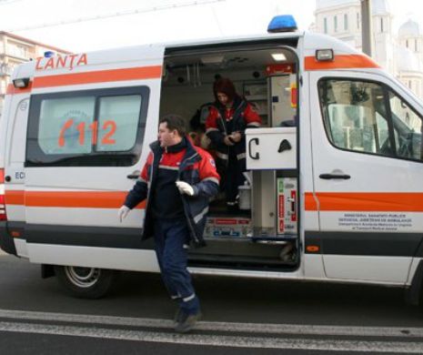 O altă TRAGEDIE: O ambulanță s-a ciocnit cu un autoturism! Două persoane au MURIT, trei sunt RĂNITE