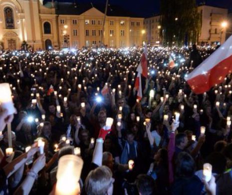 Polonia: mitinguri cu lumânări aprinse, pentru libertatea Tribunalelor