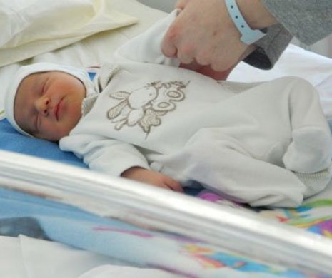 Scene de un cinism absolut într-un spital din România! Un medic le promite bani părinților unui bebeluș născut cu malformații în schimbul renunțării la acuzațiile de malpraxis