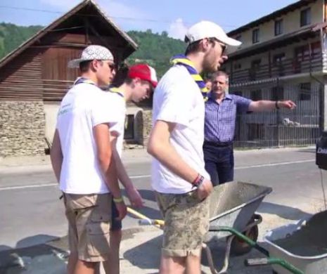 Scene ireale in satul unde au fost filmate secvente din "Borat". Ce fac localnicii in timp ce 7 belgieni renoveaza scoala