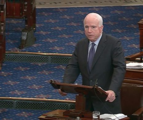 Senatorul REPUBLICAN John McCain a votat alături de DEMOCRAȚI, pentru menținerea OBAMACARE. Donald Trump este furios!