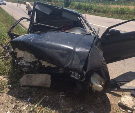 Tragedie pe DN57. Doi tineri grav răniți din șoferului care folosea  telefonul mobil