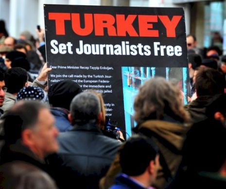 Turcia: 7 jurnalişti eliberaţi din închisoare. Alţi 4 rămân închişi în continuare
