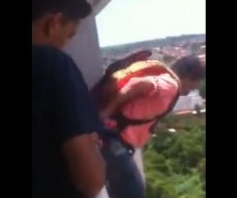 Un bărbat s-a aruncat de la balcon, cu o parașută cumparată de pe net! Ce s-a întâmplat – VIDEO
