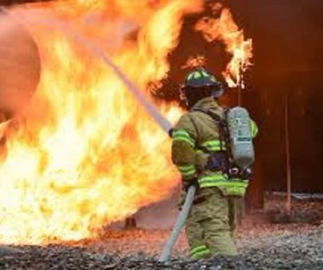 Un incendiu violent a izbucnit la o cisternă cu peste 10 tone de combustibil