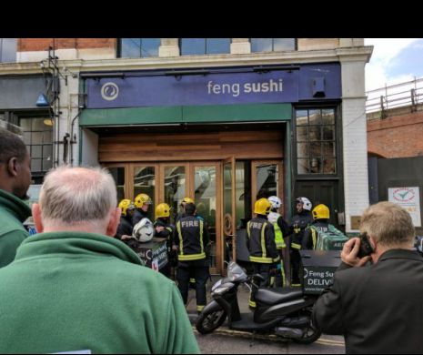 ALERTĂ ÎN LONDRA! Posibil ATAC CU ACID la un restaurant. Zeci de oameni EVACUAȚI, trei persoane rănite