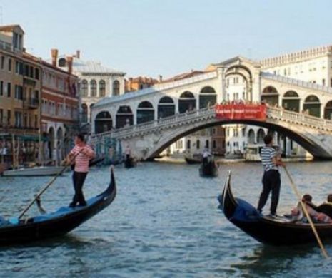 Amor nebun sub podul Rialto din Veneţia sub privirile a zeci de turişti