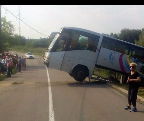 Autocar cu turiști, răsturnat în șant, la Tulcea