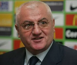 Doi oameni de afaceri s-au umplut de sânge înainte să bată palma pentru un club de legendă al României