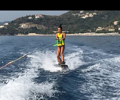Elena Băsescu se distrează în vacanță cu sporturi nautice. Imagini inedite - Galerie foto