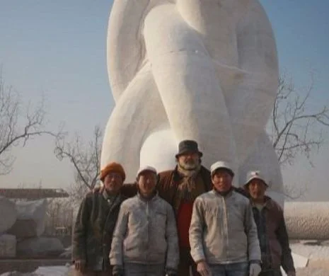 Epopee de 10 milioane de lei. Monumentul Marii Uniri din marmură chinezească stă într-o grădină, sub o prelată
