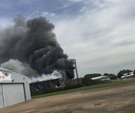 EXPLOZIE  pe Aeroportul Southend: un hangar a luat foc. Pompierii sunt la faţa locului