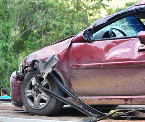 GRAV accident în județul Prahova. Șoferul FĂRĂ PERMIS s-a izbit de un CAP DE POD