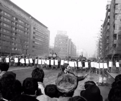 Imagini pentru ISTORIE. Primele zile de LIBERTATE în București. Cum arăta Capitala României imediat după Revoluție