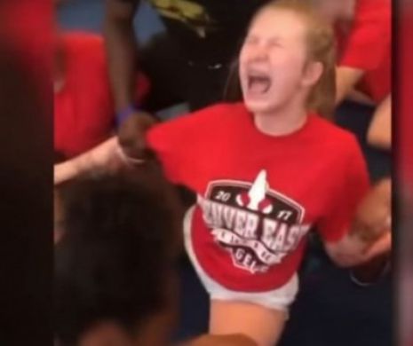 IMAGINI ȘOCANTE! O adolescentă de 13 ani URLĂ DE DURERE în timp ce este forțată de profesoară să facă șpagatul. Video!