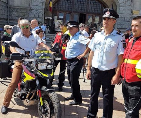 Motocicletă SMURD, testată de senatorul Nicolae Moga în piața Ovidiu din Constanța