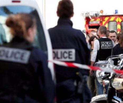 NOU ATENTAT LA PARIS: O mașină a intrat „deliberat” într-un grup de militari