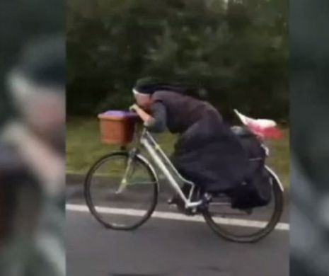 O călugăriţă din Polonia face senzaţie cu stilul îndrăzneţ de mers pe bicicletă