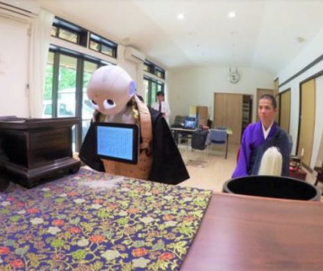 Pe ultimul drum, tâmâiați de mașinării. Japonezii  înlocuiesc preoții cu roboți.