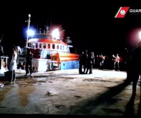 Premieră SENZAȚIONALĂ: Un vas al unui ONG care transporta IMIGRANȚI a fost SECHETRAT de autoritățile italiene