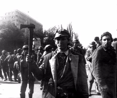 Procurorii care au arestat ilegal sute de români în iunie 1990 au fost făcuţi scăpaţi de colegii lor de la Parchetele Militare