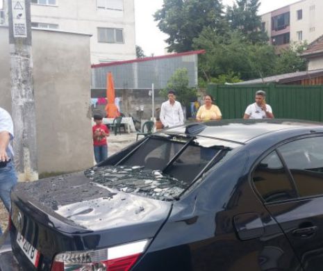 Romii care au distrus cu topoarele BMW-ul unui rival, ridicați de Poliție, după o săptămână