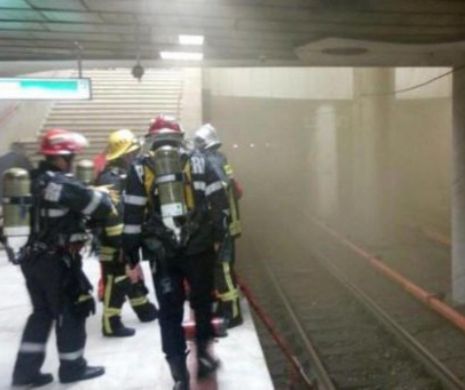 SCURTCIRCUIT în tunelul de la Piaţa Victoriei!  O garnitură de metrou a ajuns pe peron plină de fum