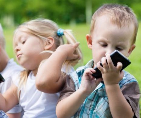 Studiu: Copiii sunt mai atenți la smartphone-uri decât la părinții lor