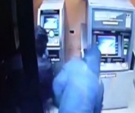 VIDEO. Hoţii au trecut la ARTILERIA GREA! Cum a fost furat un bancomat cu motostivuitorul