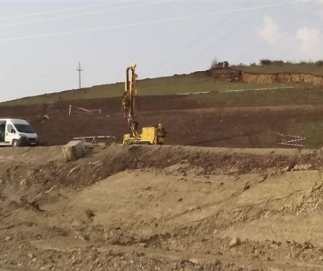 Anunțată cu mare tam-tam, finalizarea autostrăzii Sebeş-Turda, BLOCATĂ de INCOMPETENȚĂ. Minciuna lui Cuc și o alunecare de teren…