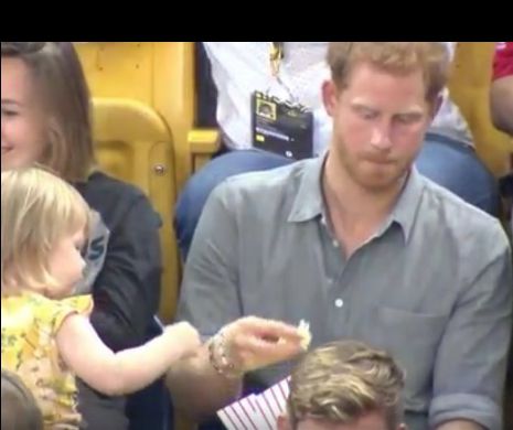 Cum reacționează prințul Harry, când o fetiță de doi ani îi fură din popcorn - VIDEO