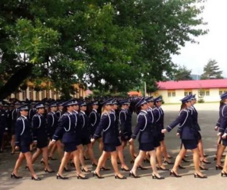 Elevă de la Școala de Poliție s-a pozat cu INTERLOPII și le-a împrumutat UNIFORMA! Imaginile au ajuns pe net - FOTO