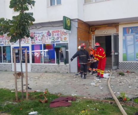 Explozie la Botoșani, urmată de un incendiu! Locuitorii unui bloc au fost EVACUAȚI - FOTO