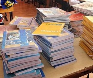 Manuale gratuite pentru elevii din clasele primare și gimnaziale. Liceenii achită o taxă de închiriere