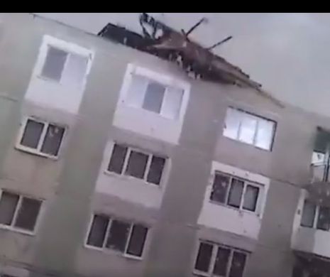 Imagini HORROR filmate în România! Momentul în care acoperișul unui bloc ZBOARĂ - VIDEO TERIFIANT