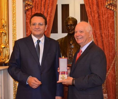 PAS URIAȘ pentru eliminarea VIZELOR SUA. Ambasadorul George Maior a decorat un IMPORTANT oficial american