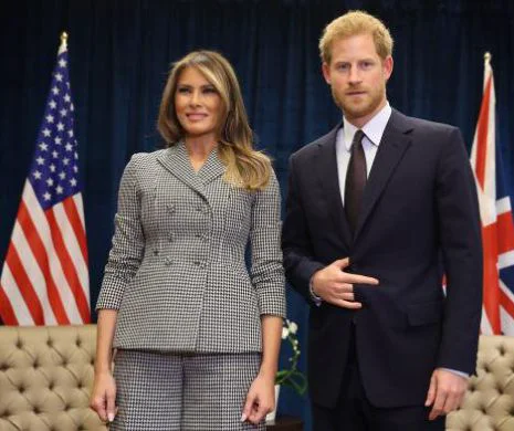 Prințul Harry a făcut semnul „MANO CORNUTO” într-o poza cu Melania Trump. Foto cu liderii lumii salutând SATANIC