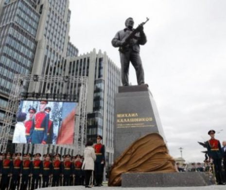 Rușii au modificat statuia lui Kalașnikov la câteva zile după dezvelire. Motivul este incredibil!