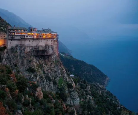 Clipe de coșmar la Muntele Athos. Un tânăr român a murit cu icoana Maicii Domnului în mână